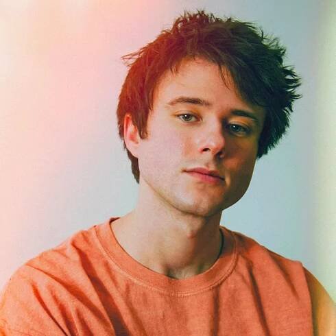 Alec Benjamin. Zpěvák naší generace s nelehkou cestou