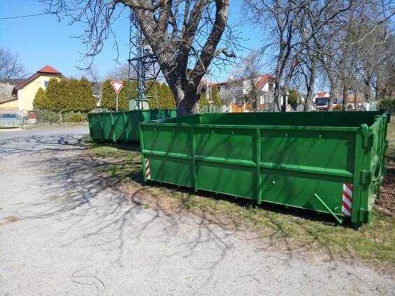 Mníšečtí obyvatelé mohou využívat kontejnery na bioodpad, které byly umístěny v 5 lokalitách v Mníšku, Stříbrné Lhotě a