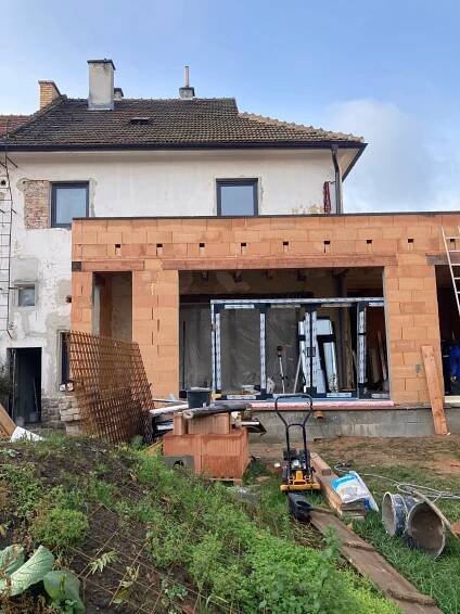 rekonstrukce rodinného domu, vila, vila v brně, rekonstrukce vily, přístavba, návrh interiéru, industriální interiérové dveře, travertin, polyston, kychyně z polyston, polyston do kuchyně, dřevěný obklad, kuchyně na míru, kuchyně s ostrůvkem, krb, krb v interiéru, litá podlaha, zimní zahrada, dřevostavba, opalovaná fasáda, opalované dřevo, černá fasáda, dřevěná fasáda, architekt brno