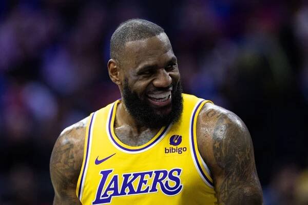 LeBron James returns to the court for first time since MCL injury