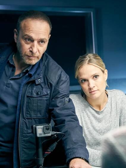                                Semir Gerkhan (Erdogan Atalay), Vicky Reisinger (Pia Stutzenstein), Claudia Strobel (Marie Rönnebeck)
Vicky und Semir befragen Claudia zum Hoodie-Mann.
