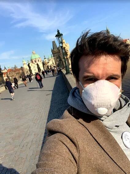 Tomáš (30) přišel kvůli koronaviru o klienty. Na pomoc pro ně točí videa, viděly je už miliony