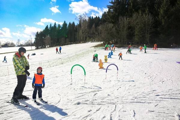 Harusův kopec u Nového Města na Moravě o víkendu ožil lyžaři | Vysočina-news.cz