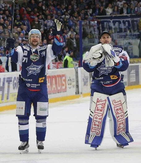Hokejisté brněnské Komety porazili i ve čtvrtém utkání čtvrtfinálové série play-off extraligy Vítkovice, tentokrát 3:1.  Na snímku Malec a Langhamer.
