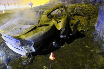 Tragédie na dálnici D35: Řidič po nárazu do zdi uhořel