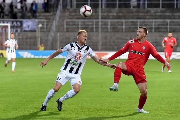 Rosice 28.09.2019 - domácí FC Zbrojovka Brno (červená) proti FC Hradec Králové (Miloš Kopečný)
