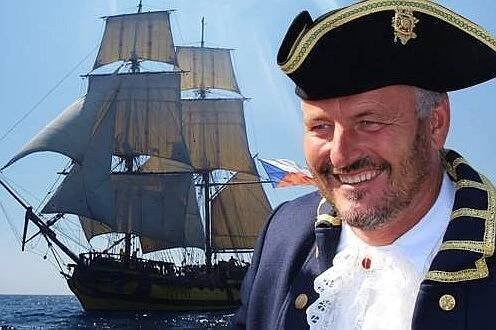 Kapitán Josef Dvorský kormidluje repliku korzárské lodi -.. | Hradec Králové