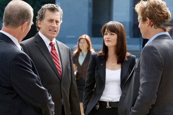 Mentalista - Šarlatové písmeno - Z filmu - Paul Michael Glaser, Robin Tunney