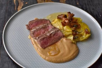 ŽENA-IN - Hovězí steak s liškovou omáčkou, hnědým máslem a gratinovanými bramborami