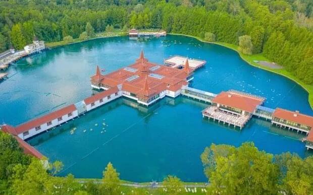 Travelking.cz: Hévíz jen 100 m od termálního jezera... - Skrz.cz