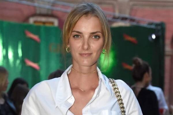 Topmodelka Denisa Dvořáková se nechala zvěčnit u útesu úplně bez plavek. Nechala vyniknout své pozadí - OnlyU