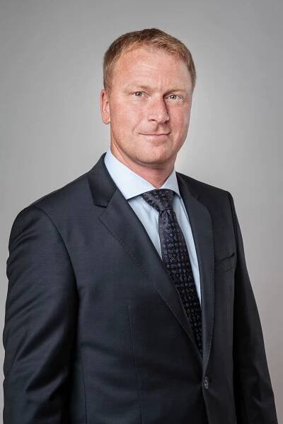 Tým poradců na snižování nákladů rozšířil zkušený finanční ředitel