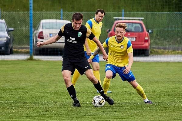 Fotbalisté SK SENCO Doubravka (žlutí).