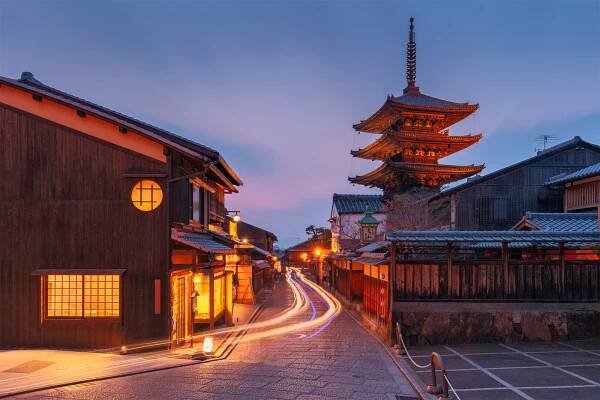 Tapety : nebe, budova, okno, mrak, soumrak, Dům, Čínská architektura, povrch vozovky, město, fasáda, dřevo, pagoda, věž, japanese architecture, večer, střecha, krajina, chrám, zima, silnice, sklon, horizont, asfalt, západ slunce, noc, ulice, strom, místo uctívání, svítidlo, historické místo, šintoismus svatyně, turistická atrakce, klášter, cestovat, automotive Lighting, dlažební kamen, elektřina, volný čas, pouliční osvětlení, Cestovní ruch, odlesk 1920x1280 - Mobilex1122
