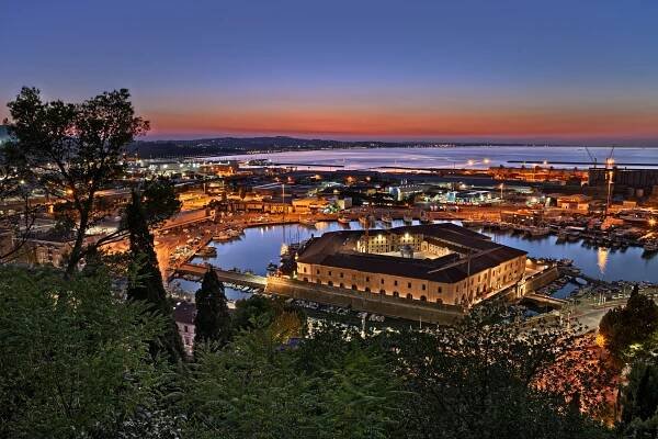 ancona, marche, itálie: pohled na přístav a mole vanvitelliana - ancona - stock snímky, obrázky a fotky