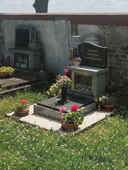 Soubor:Hřbitov Janov (okr. Rakovník) Kenotaf Arnošt Mikš, František Mikš, Antonín Mikš.jpg – Wikipedie