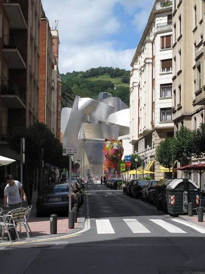 View from Iparraguirre Kalea toward the main entrance (photo: Emilio I. Panizo, CC BY-NC-SA 2.0)