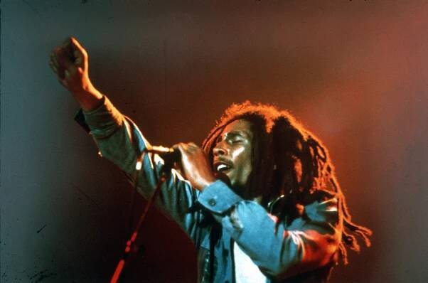 Před 80 lety se narodil král reggae: Život Boba Marleyho byl krátký, den jeho narozenin je na Jamajce státním svátkem - Expres FM