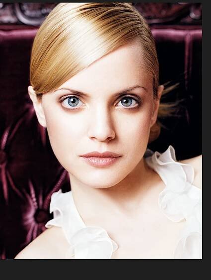 mena_suvari
