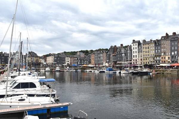 The old harbor, boats on the left, boats a bit further on the right, colorful and diverse houses behind it