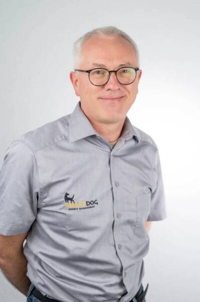 Porträt eines Mitarbeiters von SmartDog im Arbeitshemd
