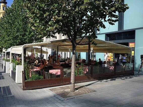 Zahrádky u restaurací v centru Brna se proměnily. Nová metodika sice začne platit až příští rok, někteří restauratéři se jí ovšem přizpůsobili už letos.