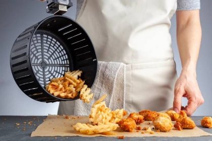 air smažení vafle bramborové hranolky doma - air fryer chicken - stock snímky, obrázky a fotky