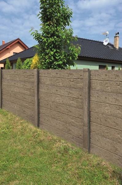 Novinka – deskový plot imitující dřevo | Chatař Chalupář