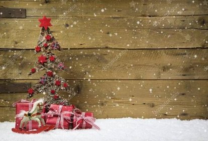 Vánoční stromeček s červeným dárků a sněhu na dřevěných zasněžené pozadí — Stock Fotografie © Jeanette.Dietl #50142355