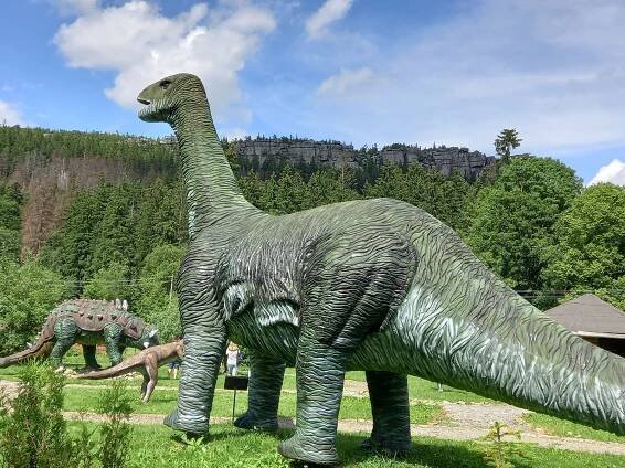 Cesta do pravěku kousek za hranicemi: děti i dospělé nadchne Dinopark v Karlówě