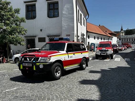 Hasiči v Sušici slavili ve velkém, ohromili vodní fontánou i spanilou jízdou