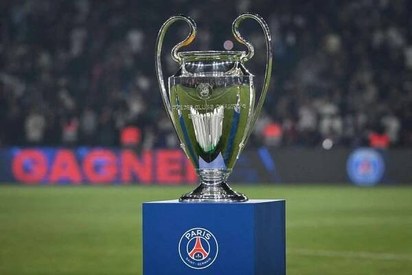 Ušatá trofej je opäť v centre futbalového diania.