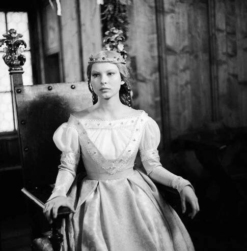 FOTO: Adriana Tarábková v pohádce Král drozdí brada. – stránka 1