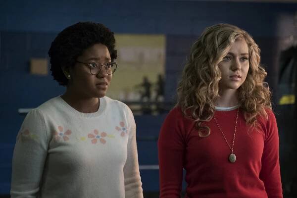 Stargirl - Brainwave - Z filmu - Anjelika Washington, Brec Bassinger