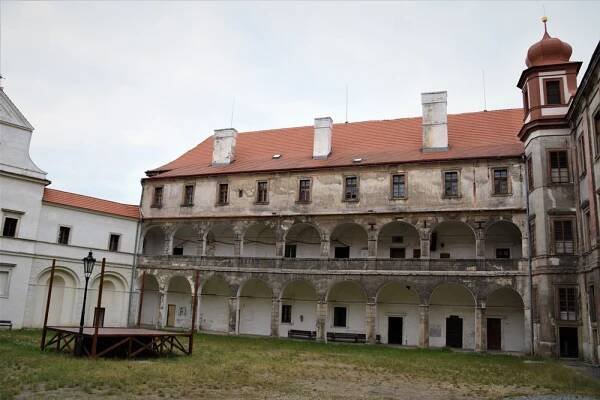 Majitel zámku Bělá pod Bezdězem se ze zoufalství nad smrtí ženy proklál mečem - JenProCestovatele