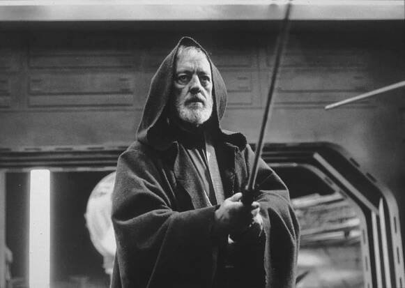 Alec Guinness / 'Star Wars' – Few names command as much reverence among the passionate 'Star Wars' fandom as that of Jedi Master Obi-Wan Kenobi, portrayed by the esteemed British actor Alec Guinness, known for classics like 'Lawrence of Arabia' and 'The Bridge on the River Kwai.' However, the love was far from mutual. For the man who played Luke Skywalker’s mentor, George Lucas’s film was little more than a blemish on his career — albeit a highly profitable one. He also had little understanding of what the young director surrounded by models and special effects was actually trying to do.

“Can't say I'm enjoying the film — new rubbish dialogue reaches me every other day on wages of pink paper — and none of it makes my character clear or even bearable,” he wrote to a friend during filming. That wasn’t the only jab he took at one of the most influential sagas in cinematic history. In another letter, published in his autobiography, he admitted he didn’t understand “a single word” of what his character said on screen.

Despite his skepticism about the project and his dim view of Lucas — he once claimed the director “had no idea how to direct actors” — Guinness was shrewd enough to negotiate a small percentage of the box office profits. That “ridiculous” film ended up making him more money than any of the cinematic masterpieces he starred in.