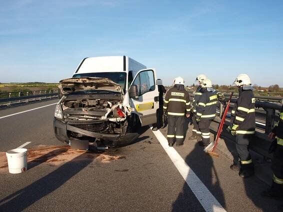 Řidič dodávky narazil do svodidel na 60. kilometru dálnice D11 | POŽÁRY.cz - ohnisko žhavých zpráv | hasiči aktuálně