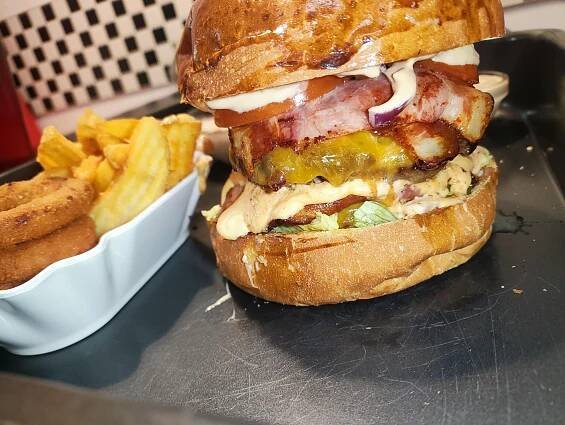 Fotogalerie • Huja Burger (Restaurace a pohostinství) • Mapy.com