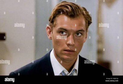 USA. Jude Law in a scene from the (C)Paramount Pictures film: The Talented Mr. Ripley (1999). Plot: In late 1950s New York, a young underachiever named Tom Ripley is sent to Italy to retrieve Dickie Greenleaf, a rich and spoiled millionaire playboy. But when the errand fails, Ripley takes extreme measures. Director:  Anthony Minghella Ref: LMK110-J10525-090224 Supplied by LMKMEDIA. Editorial Only. Landmark Media is not the copyright owner of these Film or TV stills but provides a service only for recognised Media outlets. pictures@lmkmedia.com Stock Photo