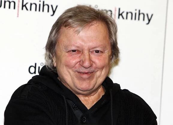 Zpěvák a herec má rád humor.