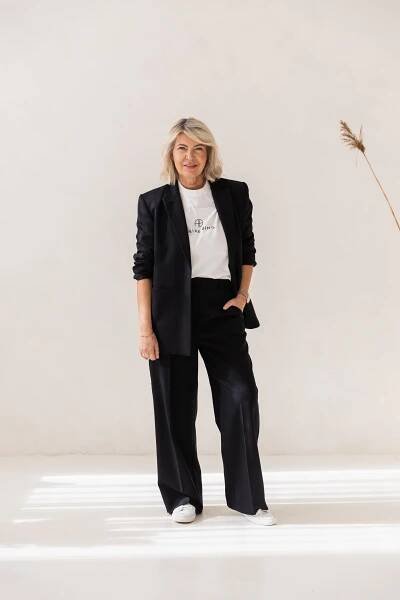 Šik v každém věku: Helena Harabinová nosí moderní outfity i po šedesátce
