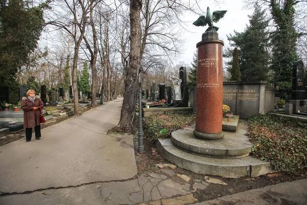 Na Olšanských hřbitovech tvořili Gočár, Mánes i Myslbek. Podívejte se na zajímavé sochy a náhrobky