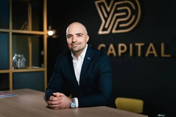 „Naši klienti přesně vědí, kam směřují jejich investované finance,” popisuje Pavel Rydzyk v rozhovoru pro Dluhopisář.cz