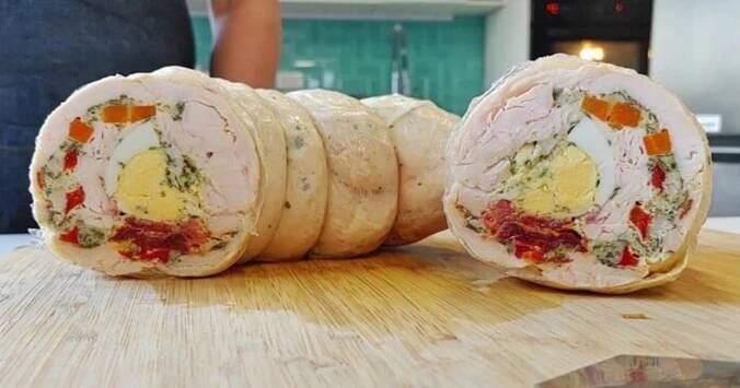 Tato nejšťavnatější roláda v sobě skrývá lahodnou náplň, která vždy nadchne celou naši rodinu. Snadný recept od mého dědečka kuchaře