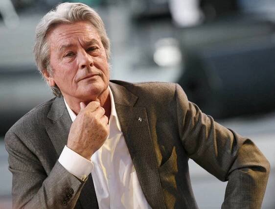 Alain Delon (8. listopadu 1935, Sceaux – 18. srpna 2024) byl francouzský filmový a divadelní herec, oceněný Césarem. Již ve věku 23 let se stal filmovou hvězdou velikosti Gérarda Philipa nebo Jeana Maraise. Byl dokonce nazýván Brigitte Bardotovou v mužském provedení. Během své zářivé kariéry spolupracoval s nejznámějšími filmovými režiséry, jakými byli Luchino Visconti, Jean-Luc Godard, Jean-Pierre Melville, Michelangelo Antonioni nebo Louis Malle. ▬ Delon získal v roce 1999 švýcarské státní občanství a obchodní společnost, spravující produkty a díla prodávaná pod jeho jménem, sídlí v Ženevě.