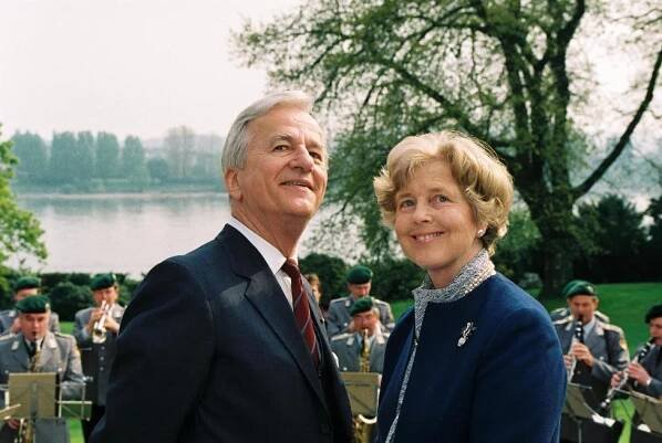 Bundespräsident Richard von Weizsäcker während eines Empfanges zu seinem 70. Geburtstag mit Ehefrau Marianne auf der Terrasse der Villa Hammerschmidt.  (© BPA)
