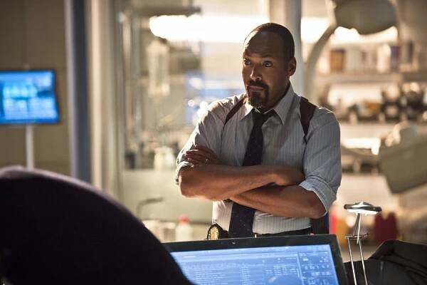 Flash - Gorilové boje - Z filmu - Jesse L. Martin