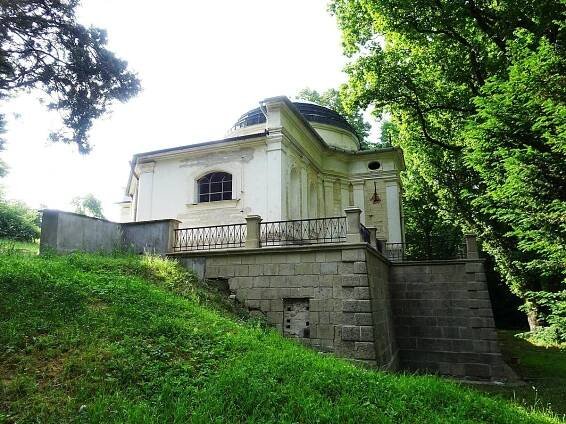 Zámek Hoštice na Kroměřížsku a hrobka ve Zdislavicích