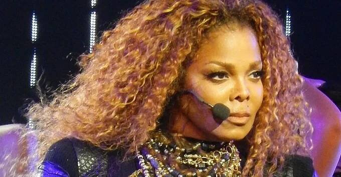 Padesátileté zpěvačce Janet Jacksonové se narodilo první dítě