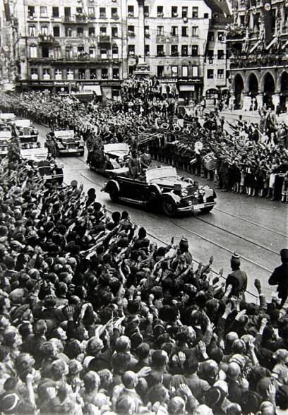 Hitlerova jízda Mnichovem 29. září 1938. Foto sbírka VHÚ.